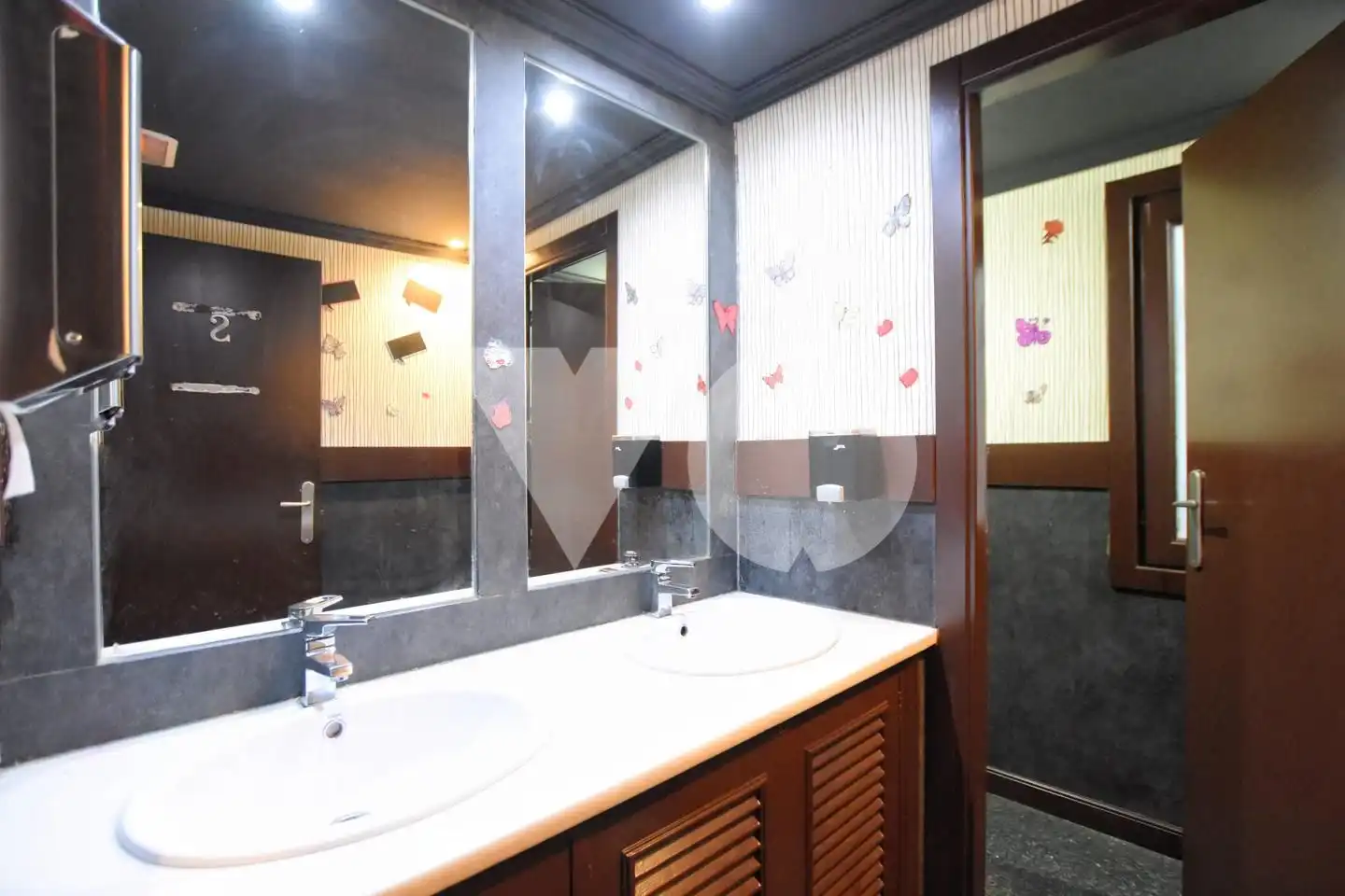 Baño de Local de alquiler en El Escorial con Aire acondicionado
