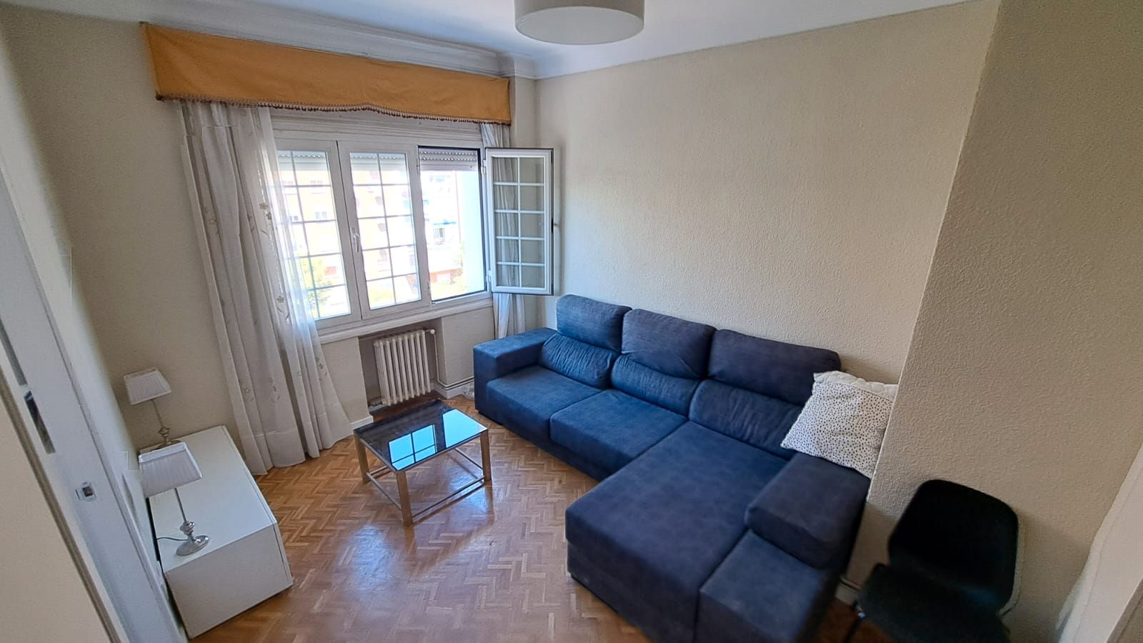 Sala d'estar de Pis de lloguer en  Madrid Capital amb Calefacció, Parquet i Moblat