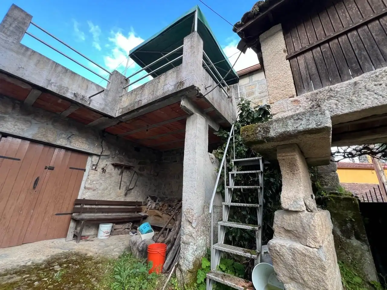 Vista exterior de Finca rústica en venda en Ourense Capital  amb Jardí privat, Terrassa i Moblat