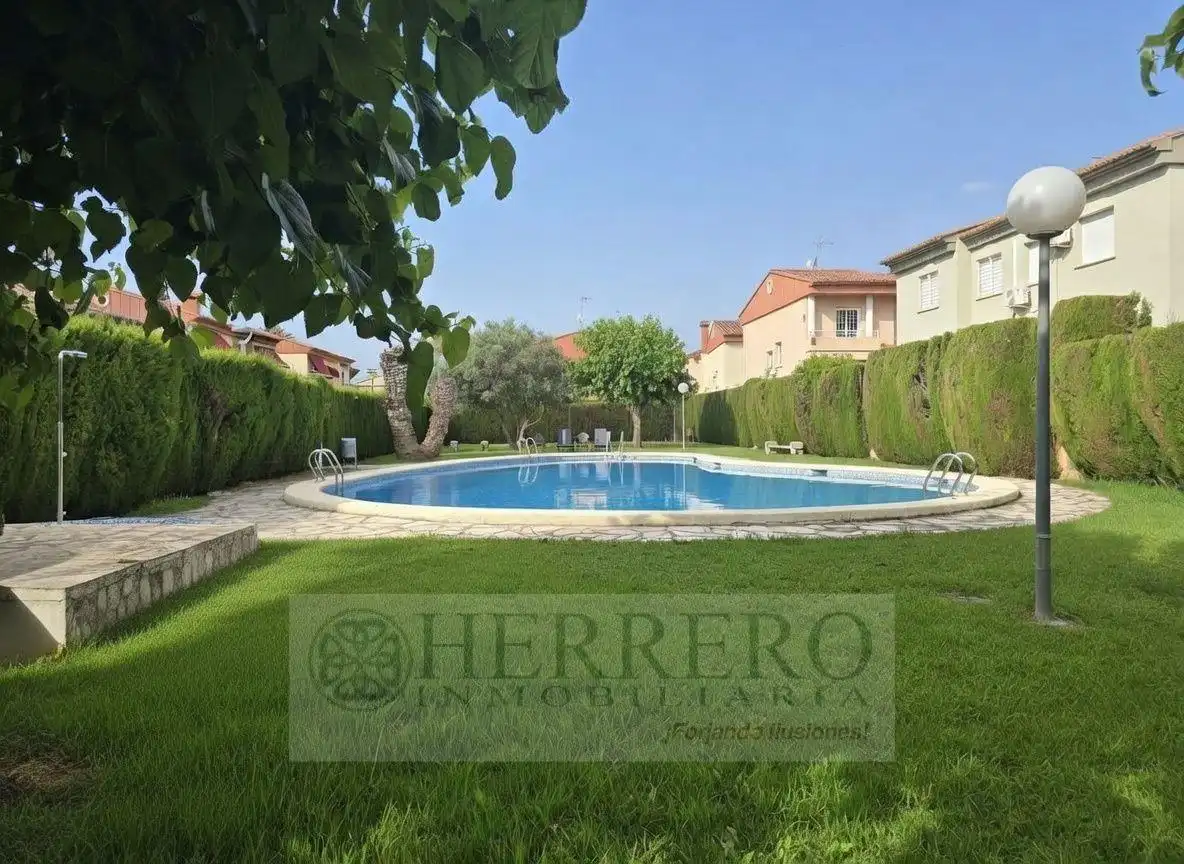 Piscina de Casa adosada en venta en Gandia con Aire acondicionado, Calefacción y Jardín privado