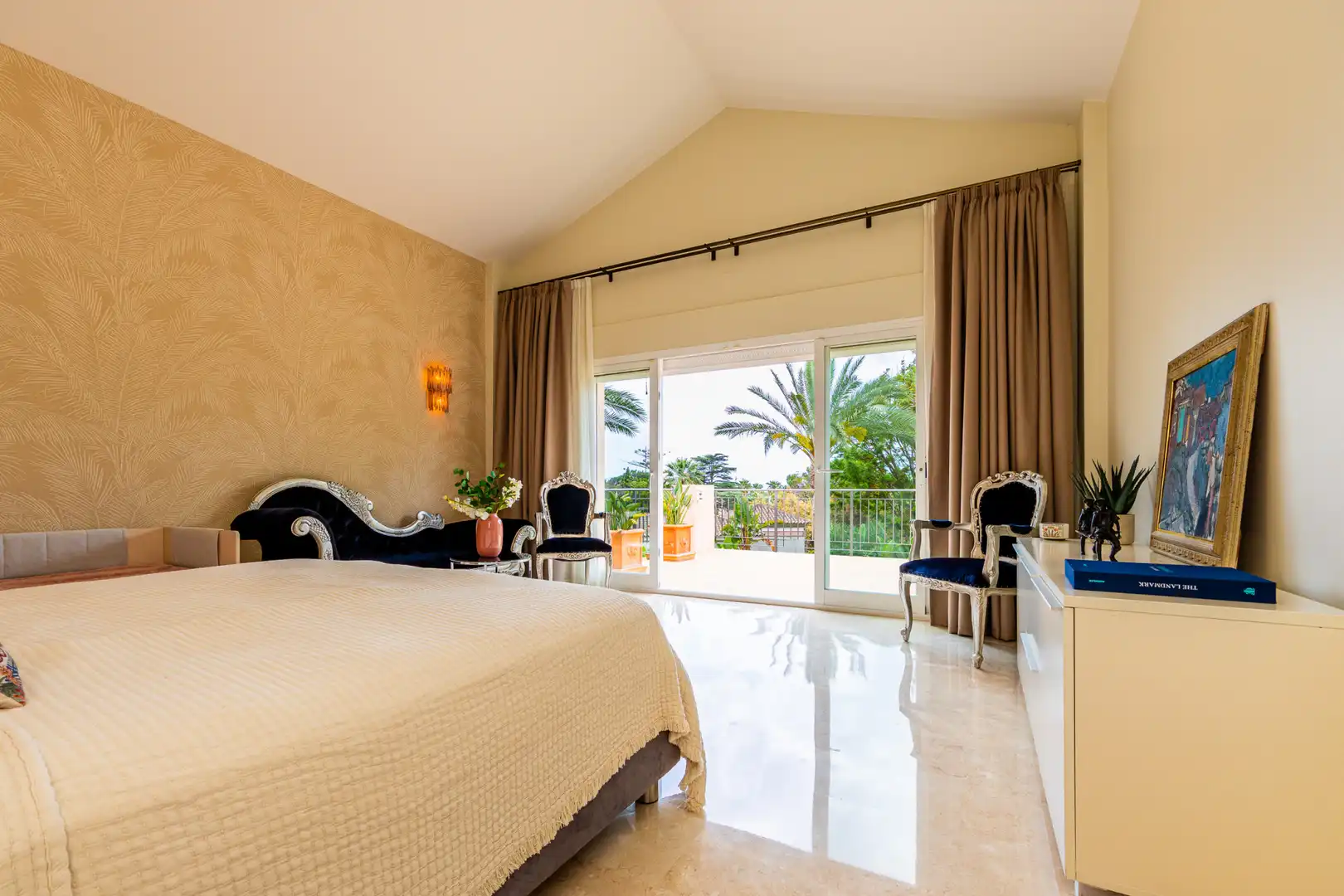 Dormitori de Casa o xalet en venda en Marbella amb Aire condicionat, Jardí privat i Terrassa
