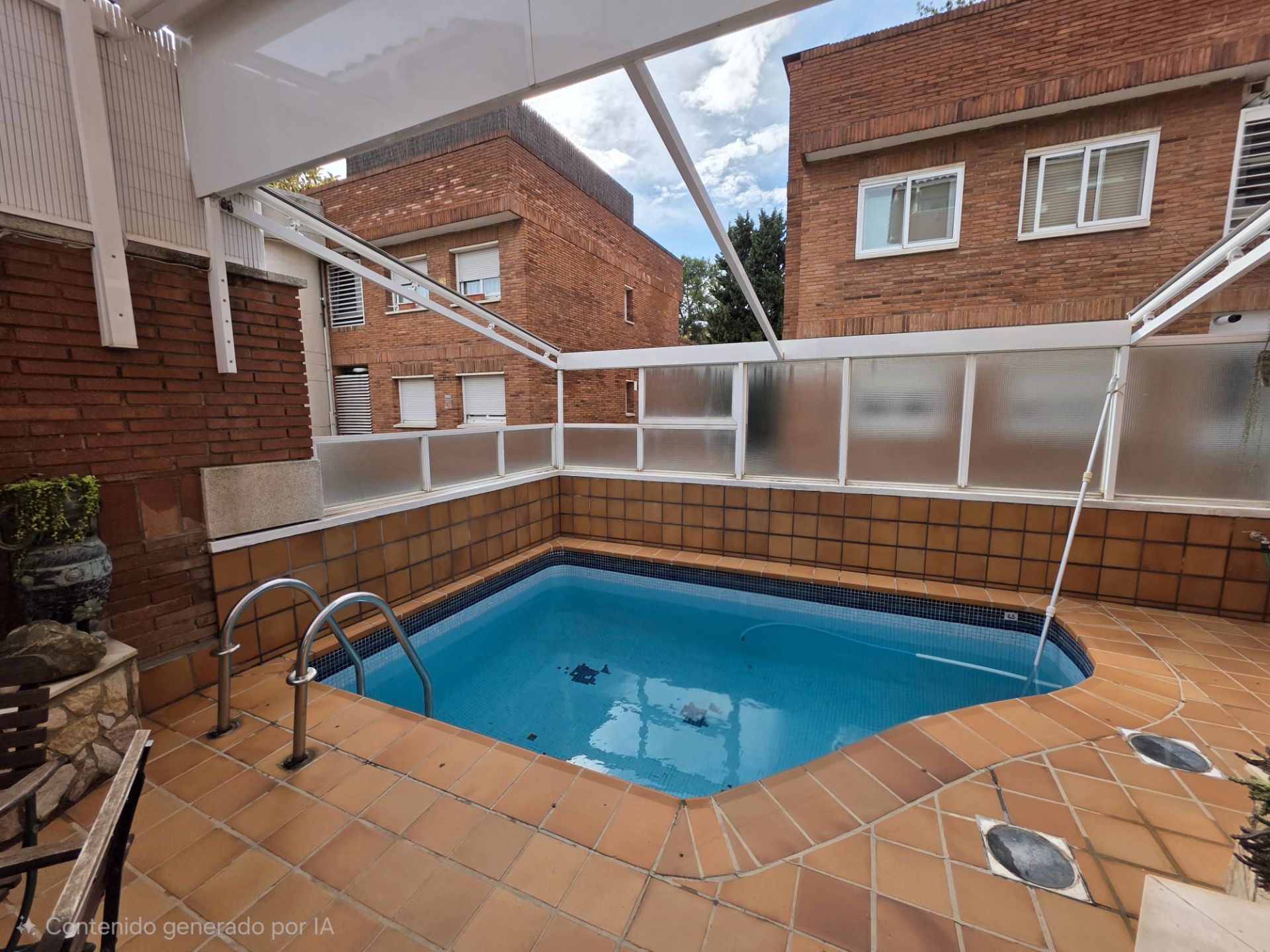 Swimming pool of Single-family semi-detached for sale in  Barcelona Capital  with Air Conditioner, Heating and Private garden