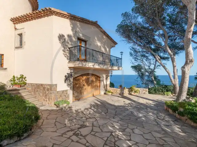 Außenansicht von Haus oder Chalet zum Verkauf in Palafrugell mit Klimaanlage, Heizung und Privatgarten