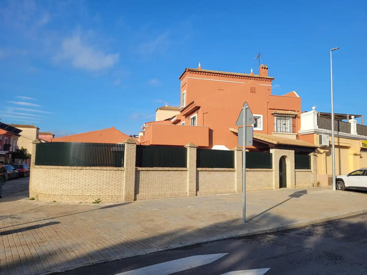 Vista exterior de Casa adosada de alquiler en Gines con Aire acondicionado, Jardín privado y Terraza