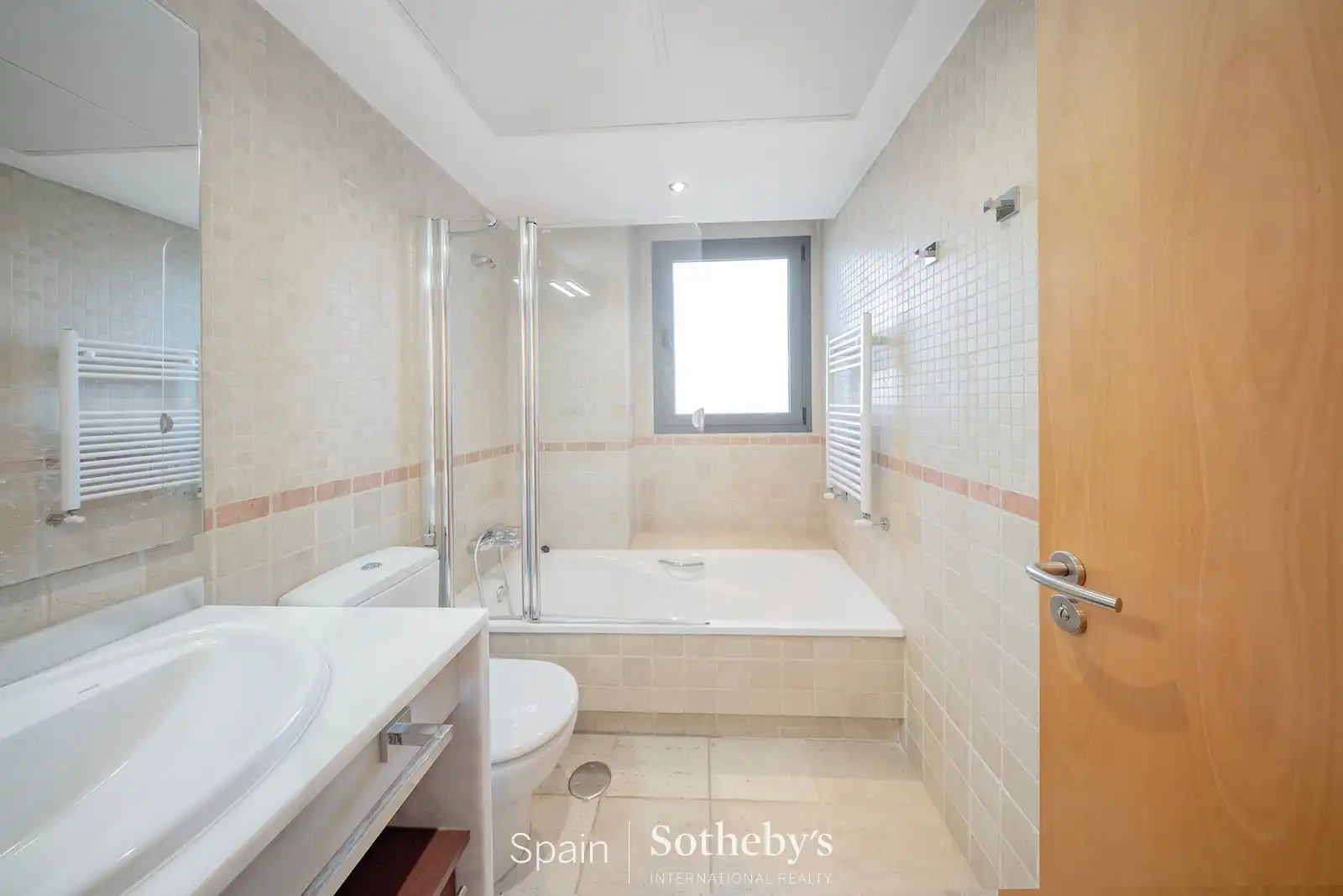 Bany de Apartament de lloguer en La Moraleja amb Aire condicionat, Calefacció i Terrassa