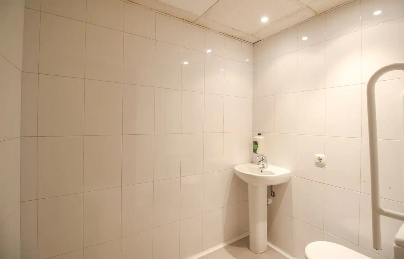 Bathroom of Commercial properties for sale in Aretxabaleta  with Air Conditioner and Furnished