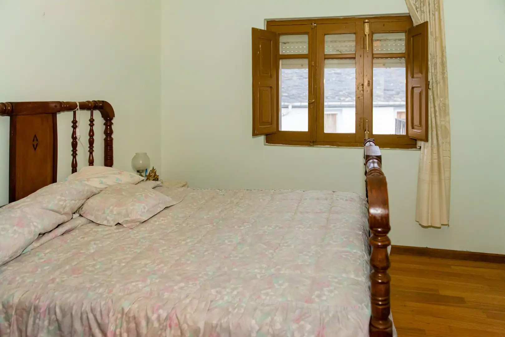 Dormitori de Casa o xalet en venda en Carucedo amb Jardí privat, Terrassa i Moblat
