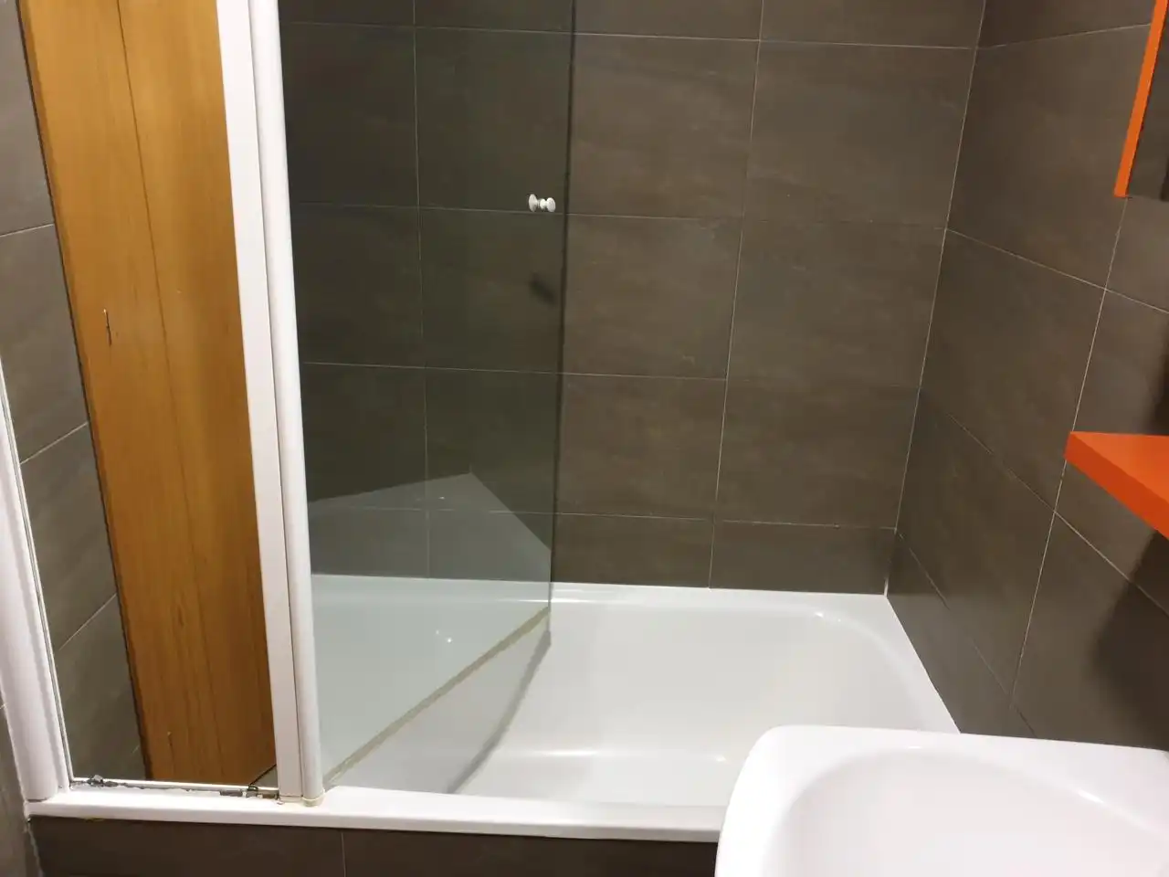 Bathroom of Flat for rent in Ourense Capital   with Heating, Parquet flooring and Terrace