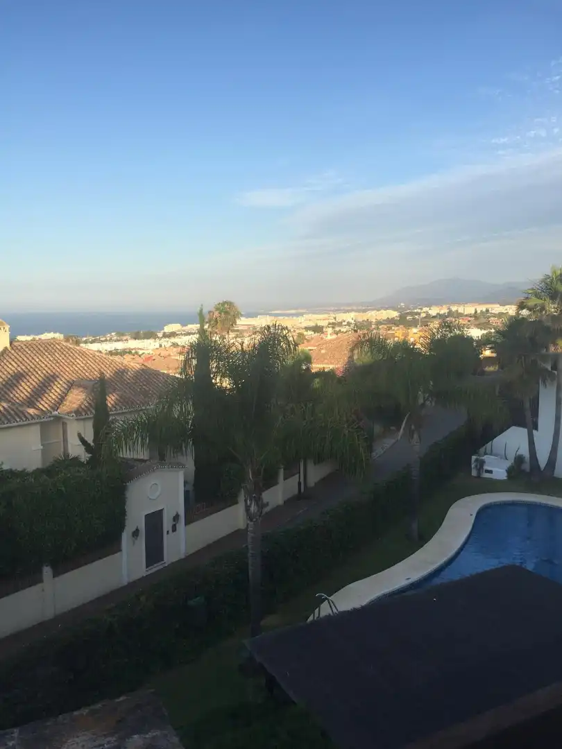 Vista exterior de Casa adosada en venda en Marbella amb Aire condicionat, Terrassa i Traster