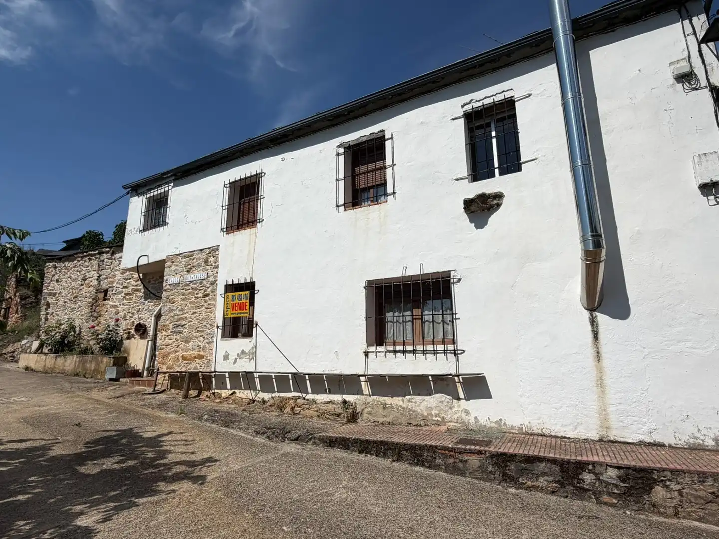 Exterior view of Houses for sale in Priaranza del Bierzo  with Furnished