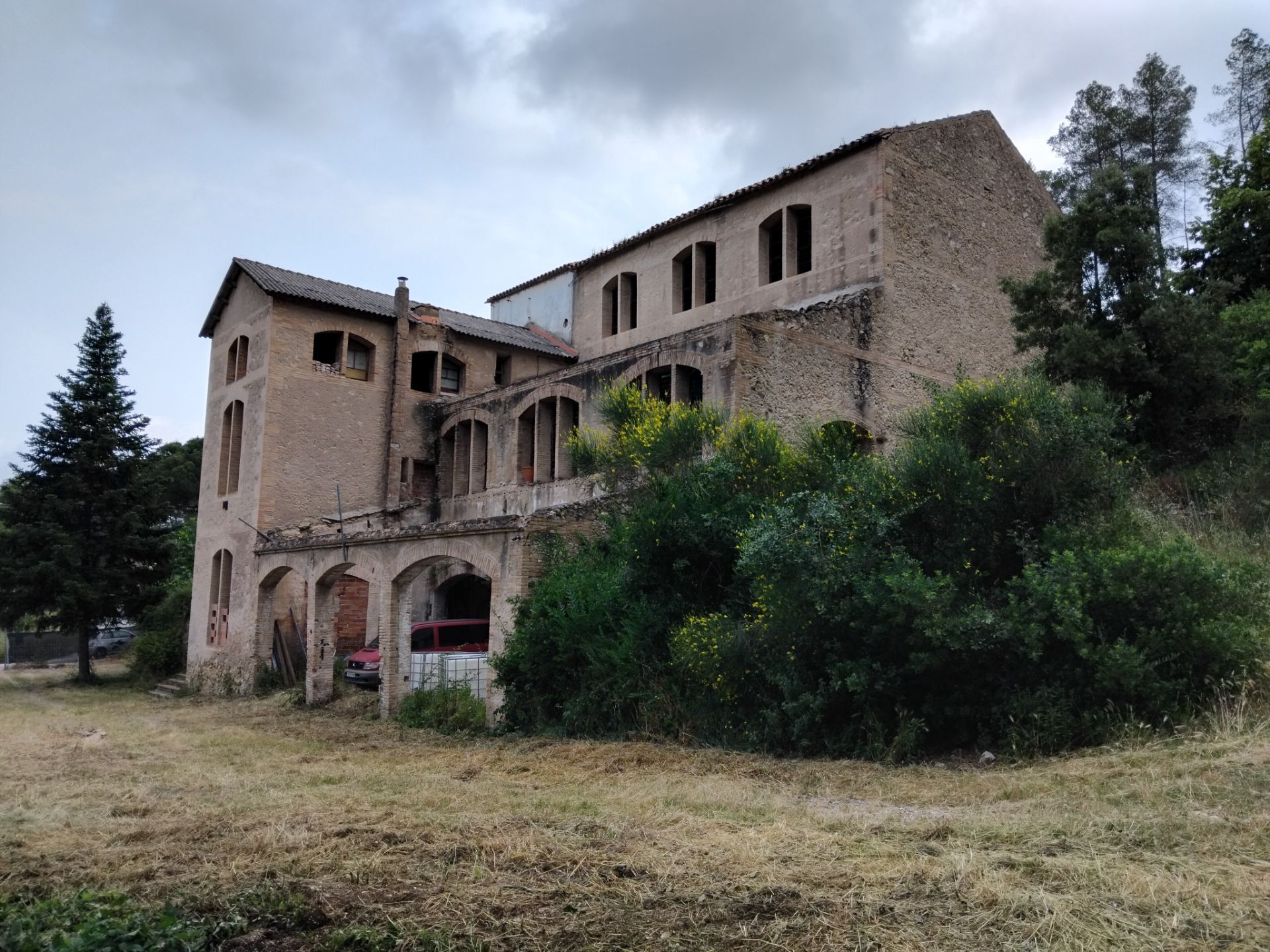Vista exterior de Finca rústica en venda en Gelida amb Jardí privat