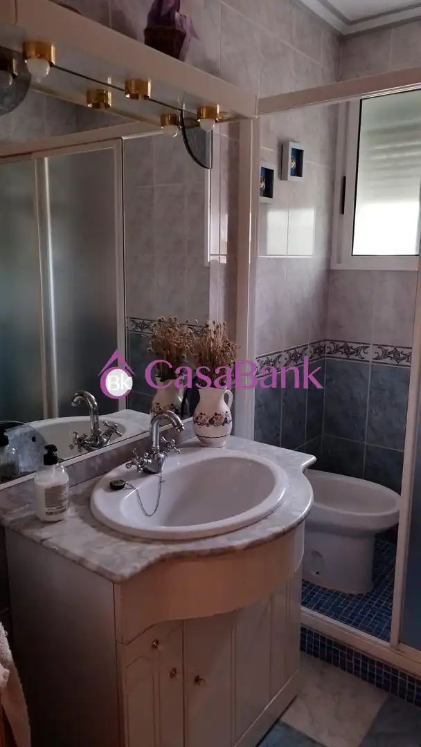 Bany de Casa o xalet en venda en Córdoba amb Aire condicionat, Jardí privat i Terrassa