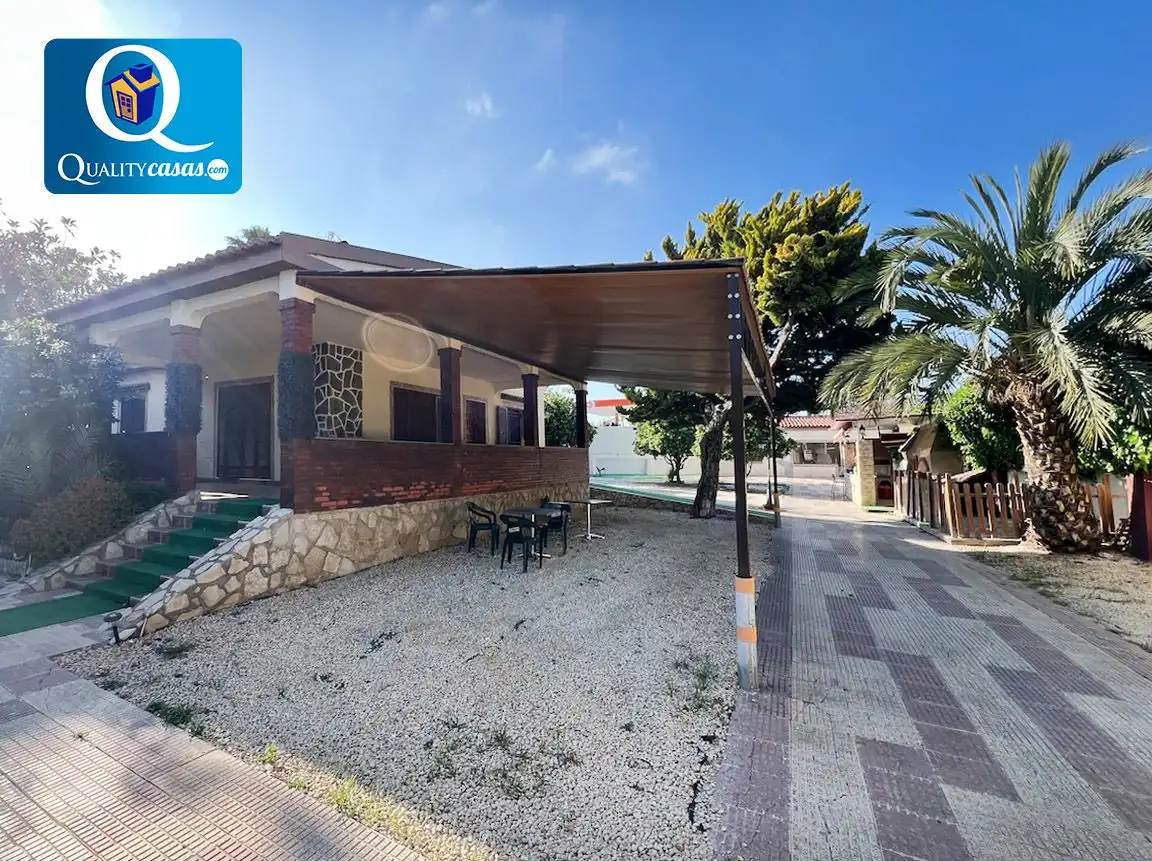Vista exterior de Casa o xalet en venda en Alicante / Alacant amb Terrassa i Traster