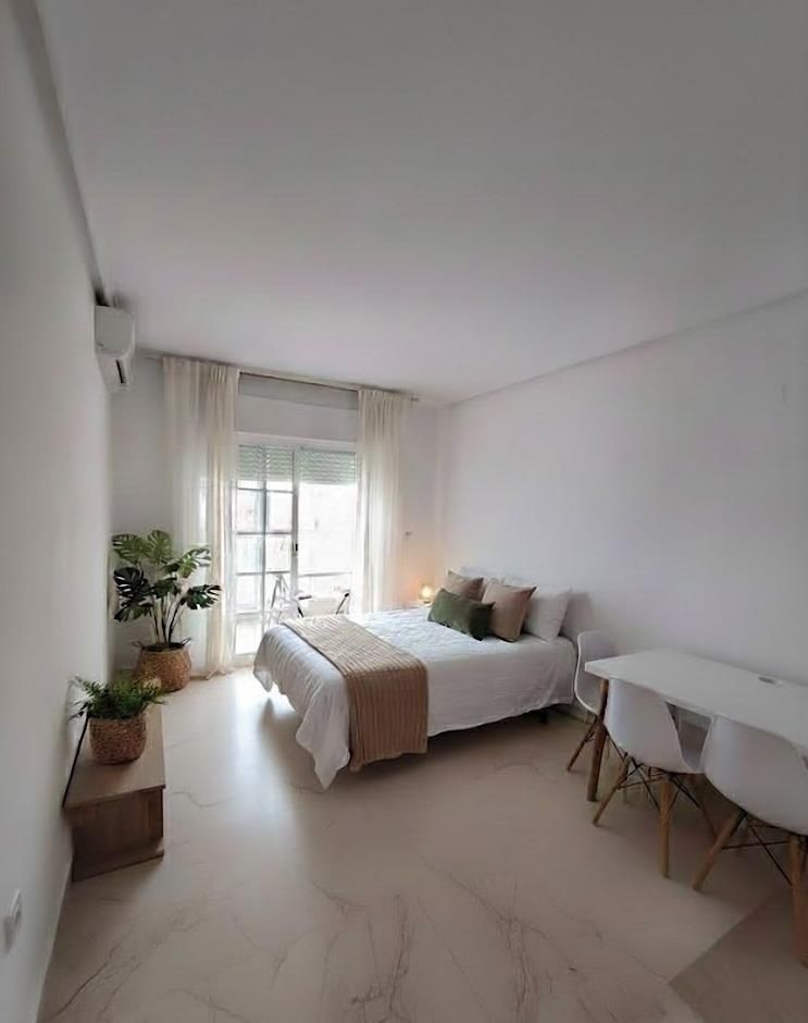 Dormitori de Apartament de lloguer en Torrevieja amb Aire condicionat i Balcó