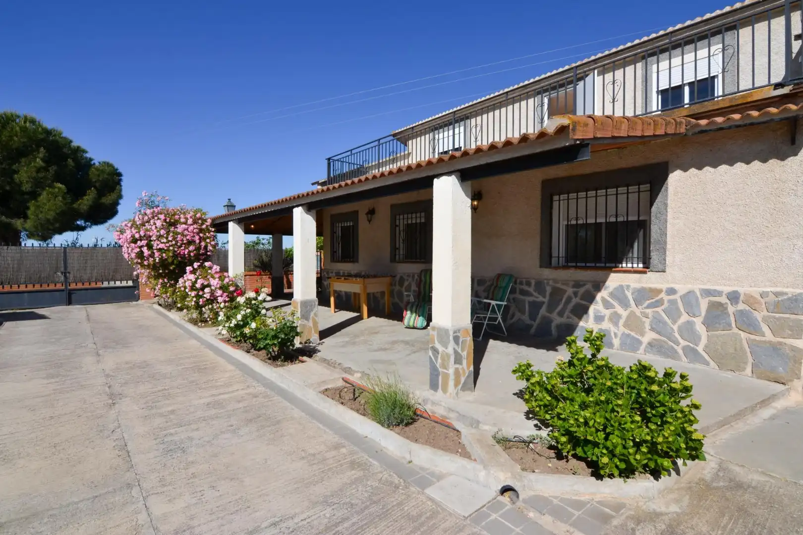 Vista exterior de Casa o xalet en venda en Casarrubios del Monte amb Calefacció, Jardí privat i Terrassa