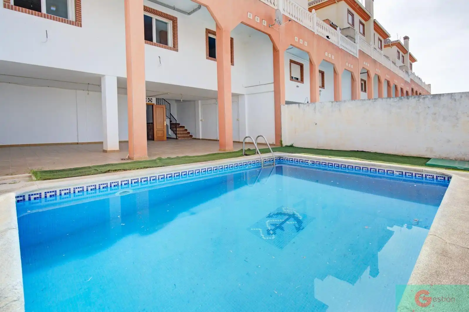 Chalet con piscina en venta en Peligros