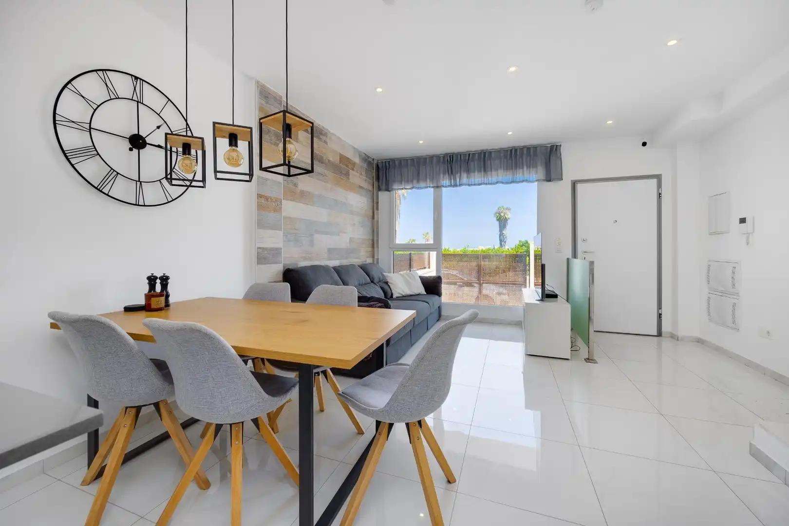 Wohnzimmer von Einfamilien-Reihenhaus zum Verkauf in Torrevieja mit Klimaanlage, Heizung und Terrasse
