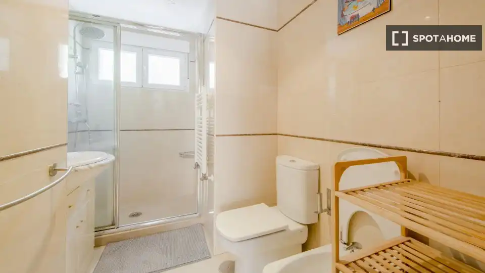Bathroom of Flat for rent in Madrid  with Air Conditioner, Heating and Furnished