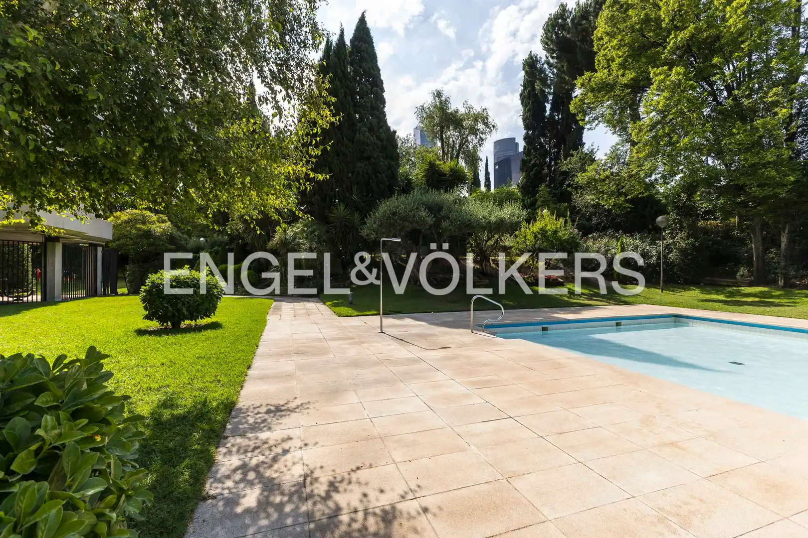 Swimming pool of Flat for sale in Madrid  with Heating, Private garden and Terrace