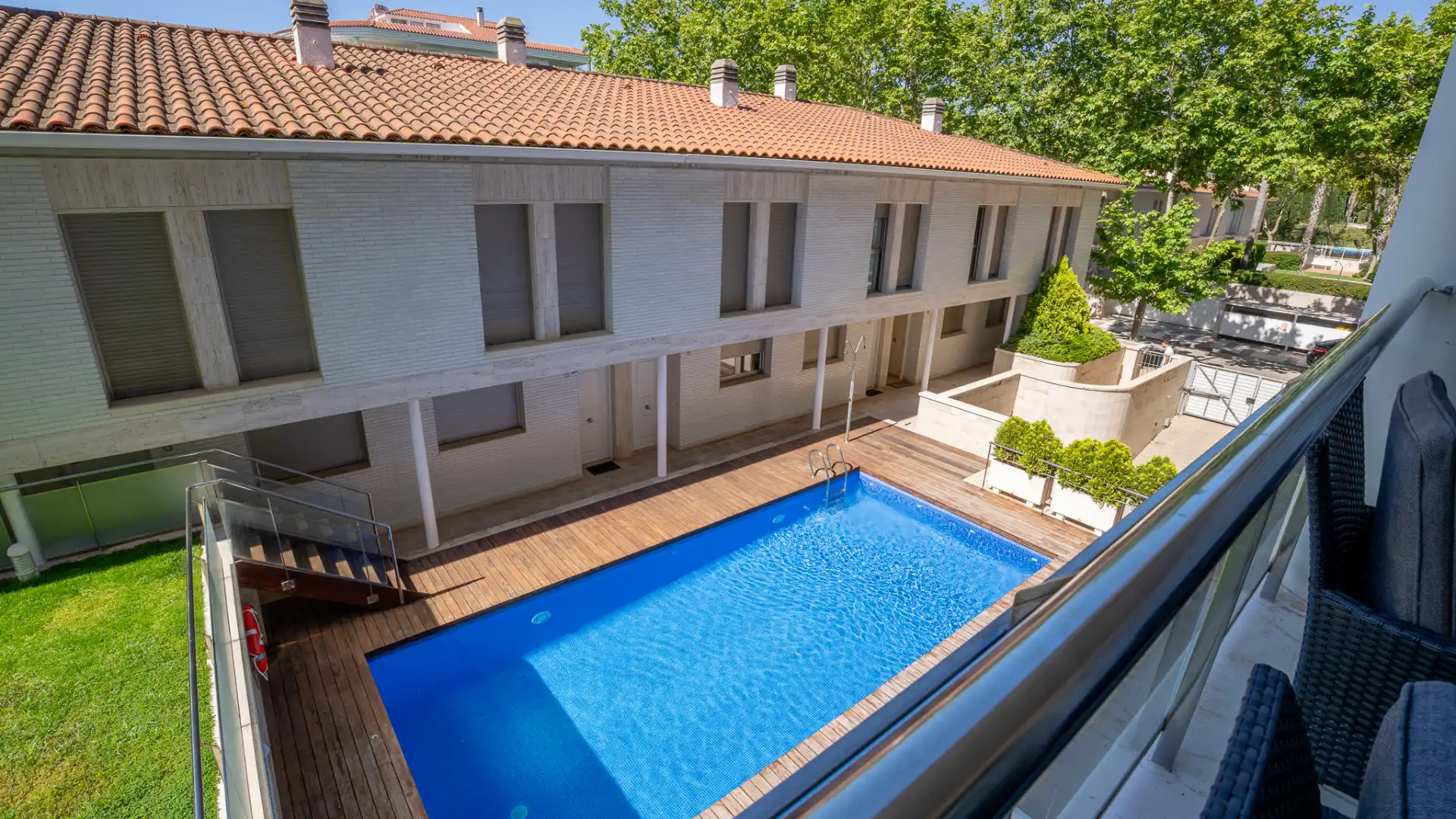 Schwimmbecken von Wohnungen zum Verkauf in Castell d'Aro, Platja d'Aro i s'Agaró mit Klimaanlage, Heizung und Terrasse