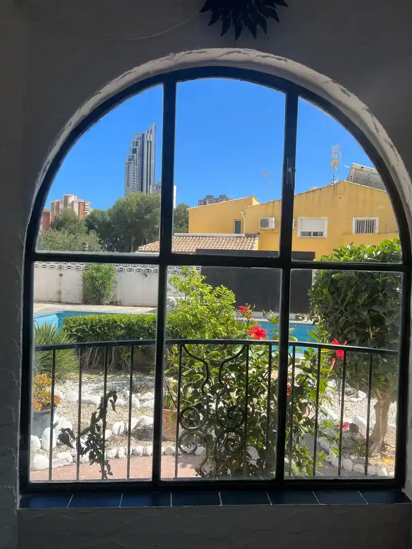 Vista exterior de Casa o xalet de lloguer en Finestrat amb Aire condicionat i Piscina