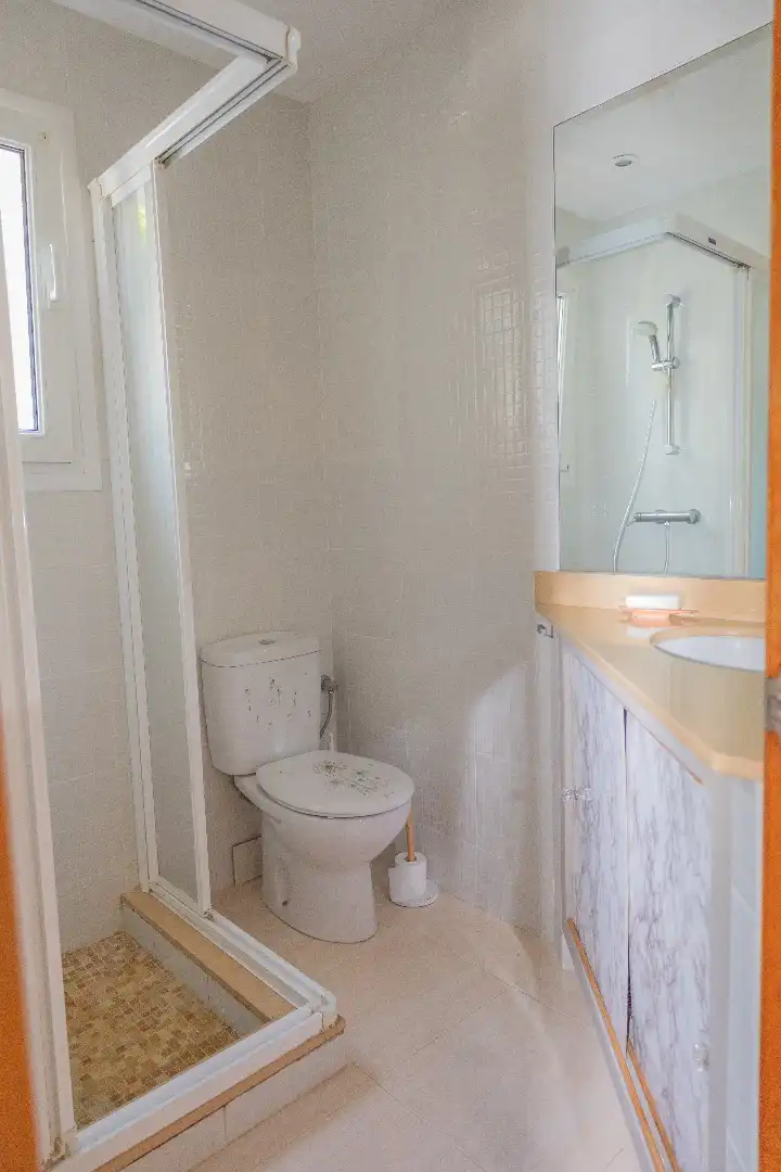 Badezimmer von Wohnung zum Verkauf in Palafrugell mit Heizung, Abstellraum und Ofen