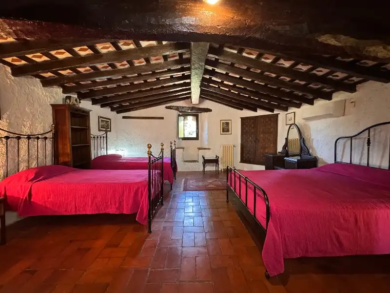 Habitación de Finca rústica en venta en Ullastret con Aire acondicionado, Calefacción y Jardín privado