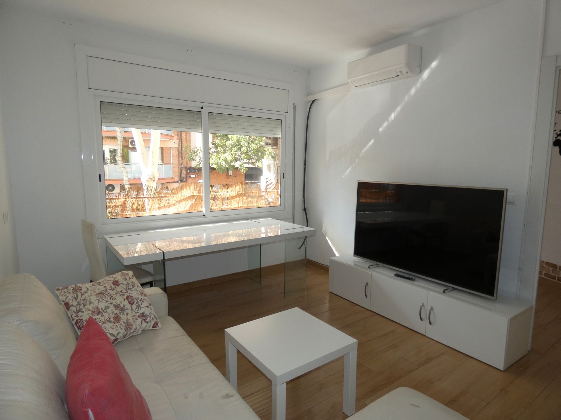 Sala d'estar de Pis en venda en Cornellà de Llobregat amb Aire condicionat, Traster i Forn