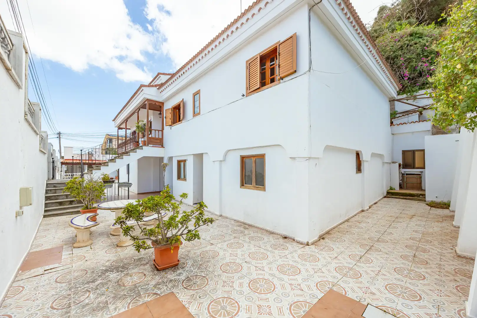 Vista exterior de Casa o xalet en venda en Las Palmas de Gran Canaria amb Aire condicionat, Jardí privat i Terrassa
