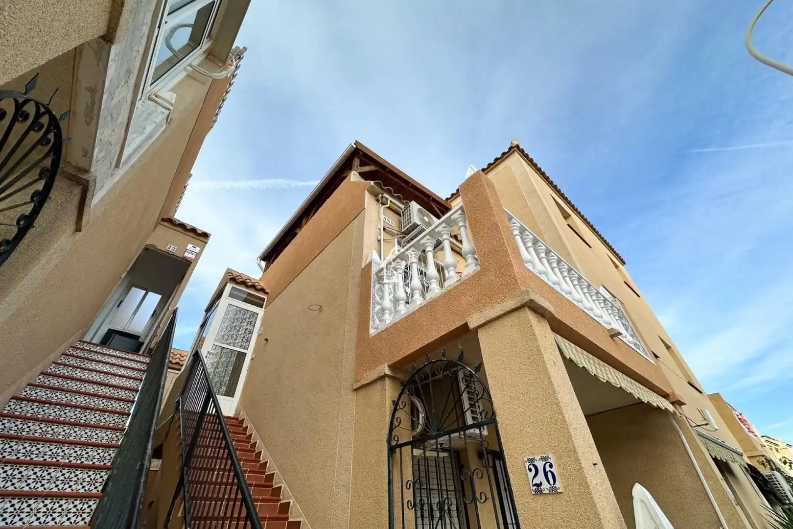Vista exterior de Casa adosada de lloguer en Torrevieja amb Aire condicionat, Terrassa i Piscina