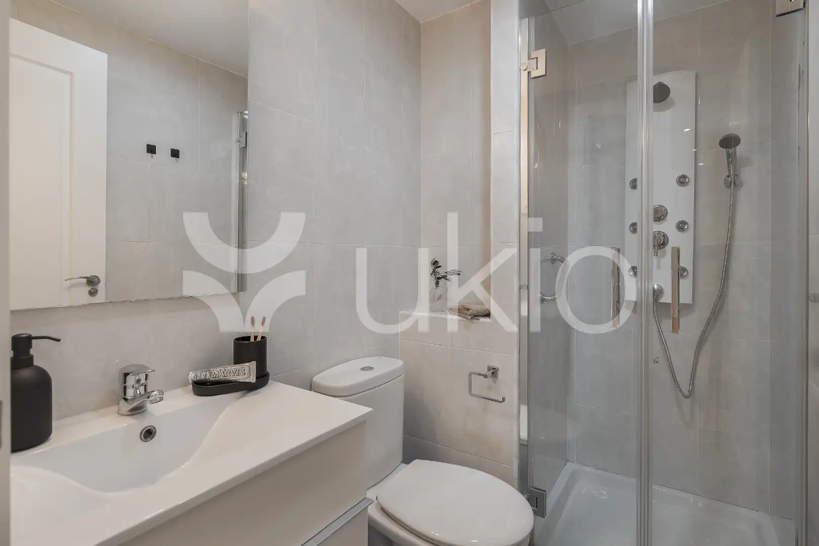 Bany de Apartament de lloguer en Madrid amb Aire condicionat, Calefacció i Terrassa