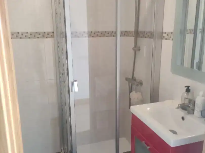 Bany de Pis de lloguer en Laredo amb Balcó
