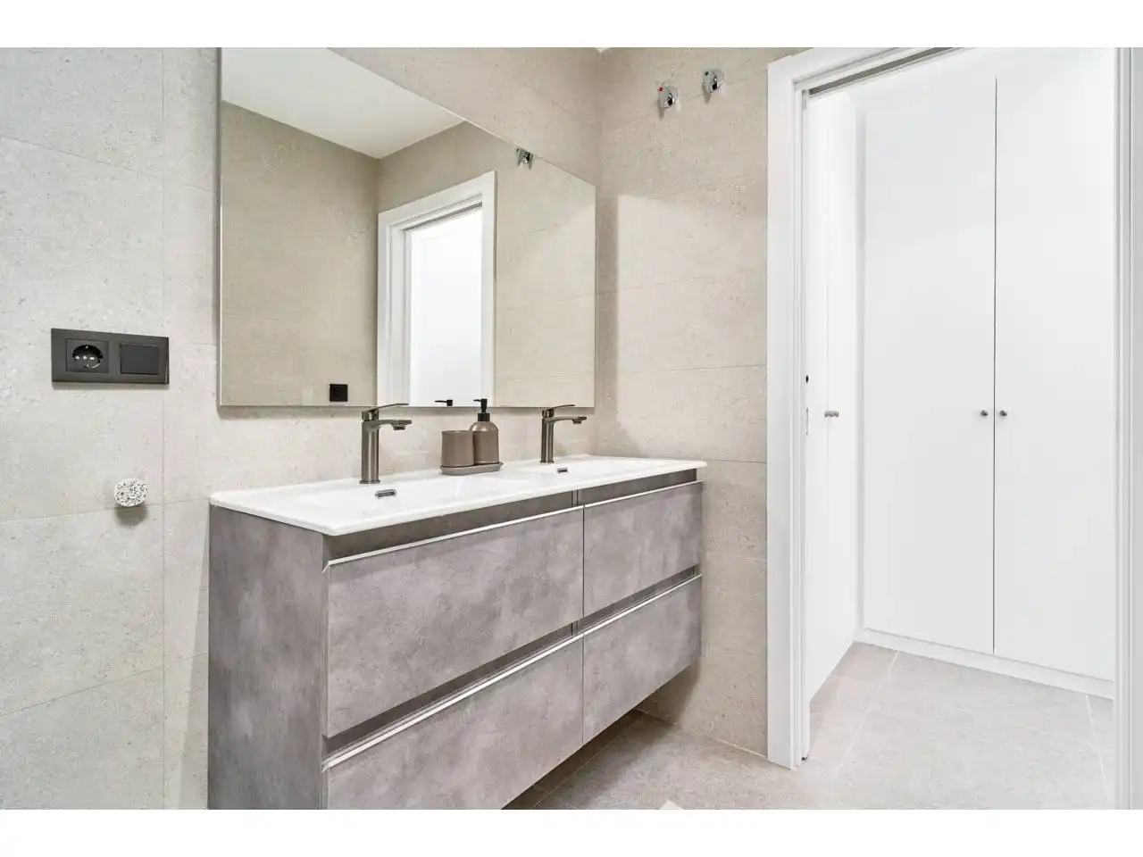 Baño de Piso en venta en Torrox con Terraza, Trastero y Amueblado