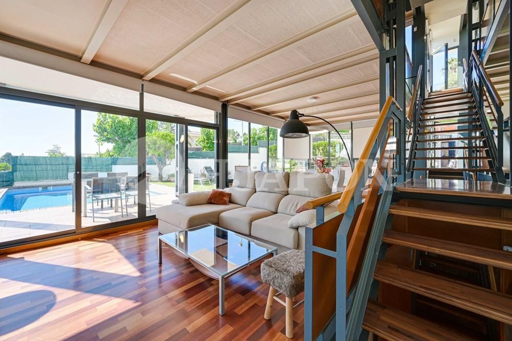 Sala d'estar de Casa o xalet en venda en Alella amb Aire condicionat, Calefacció i Jardí privat