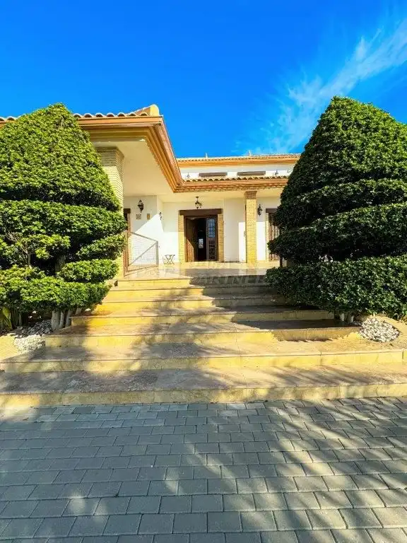Vista exterior de Casa o xalet en venda en Orihuela amb Aire condicionat, Jardí privat i Traster