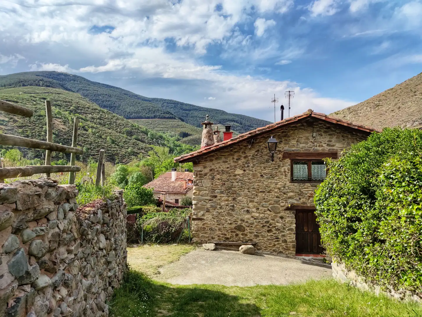 Vista exterior de Casa o xalet en venda en Ezcaray amb Calefacció, Jardí privat i Moblat