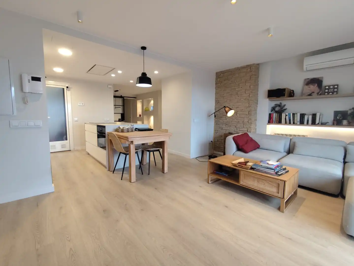 Living room of Attic for sale in Terrassa  with Air Conditioner, Heating and Parquet flooring