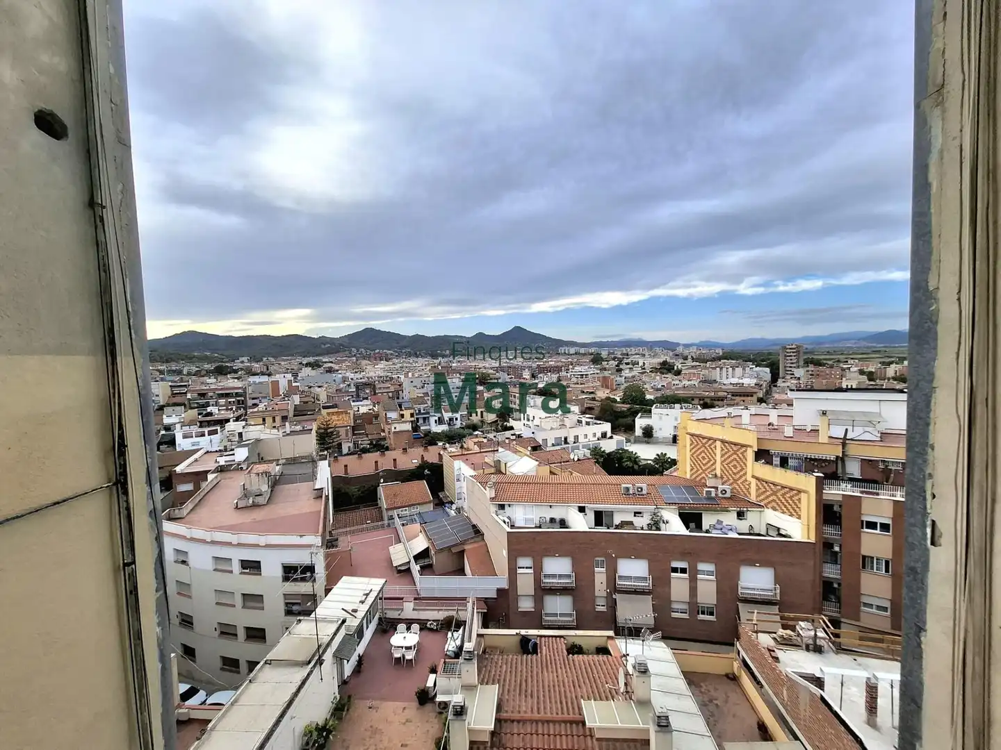 Vista exterior de Àtic en venda en Sant Boi de Llobregat amb Parquet i Balcó