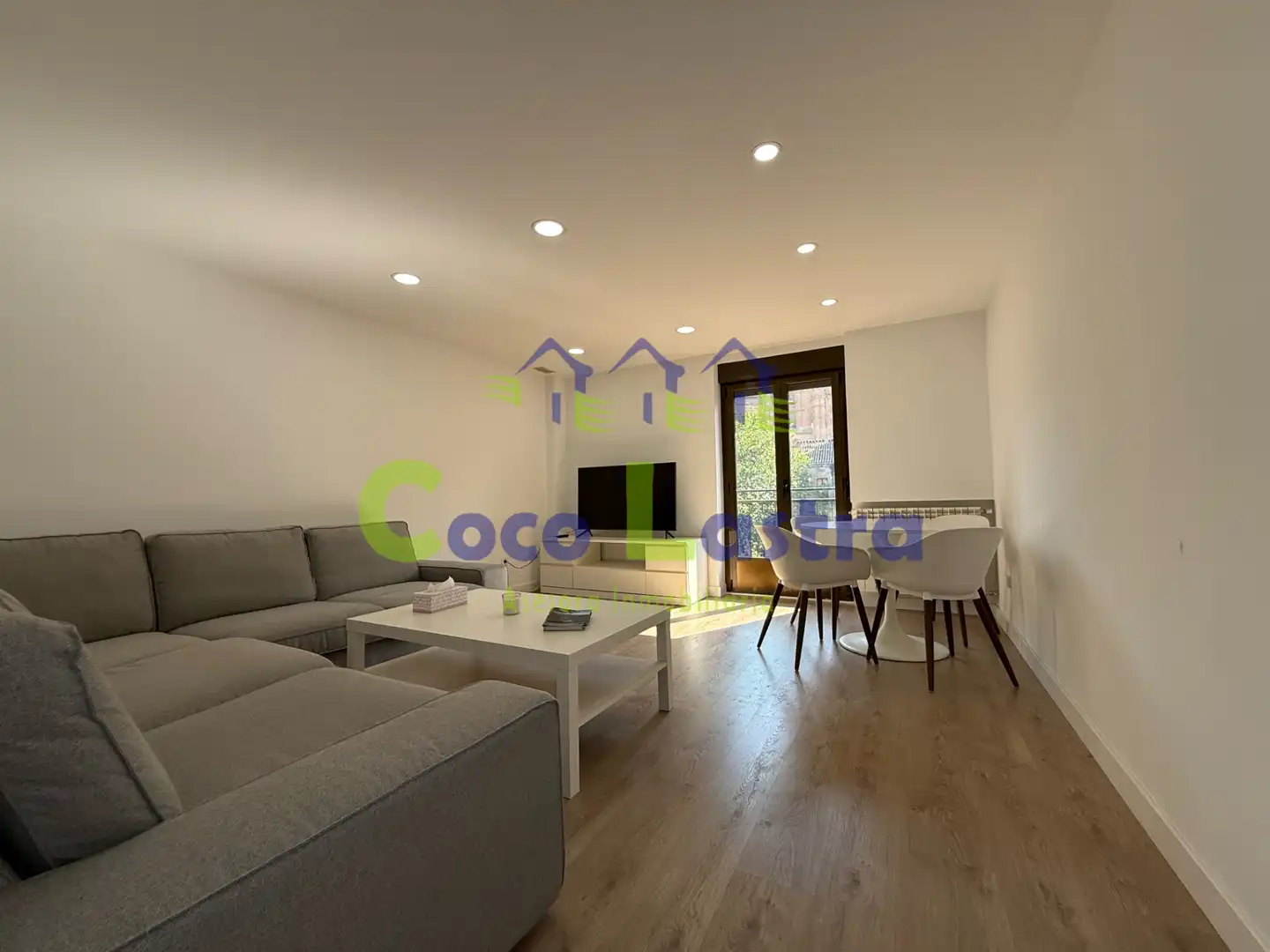 Sala d'estar de Àtic de lloguer en Salamanca amb Calefacció, Parquet i Terrassa