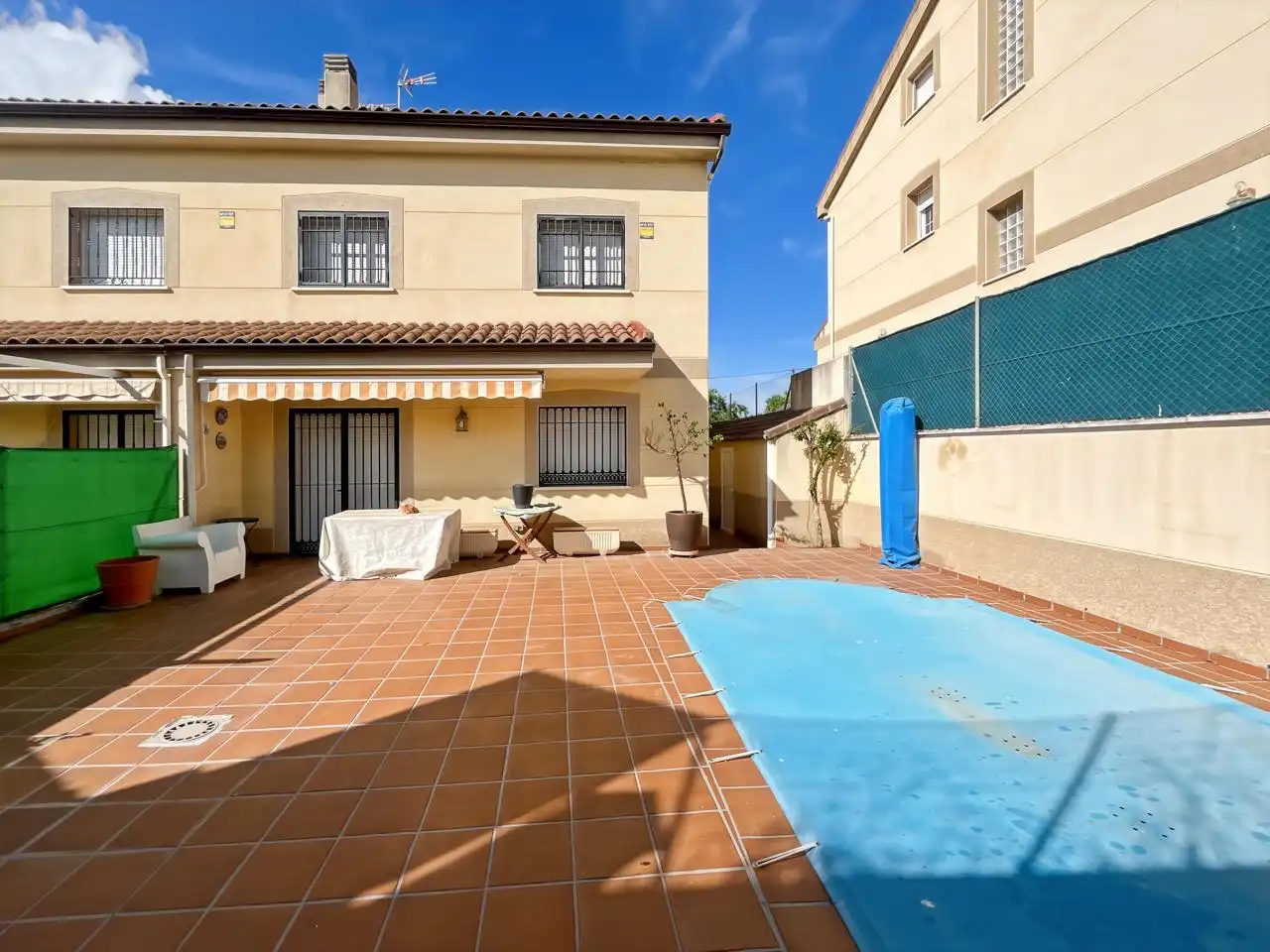 Vista exterior de Casa adosada en venda en Valdelaguna amb Calefacció, Jardí privat i Terrassa