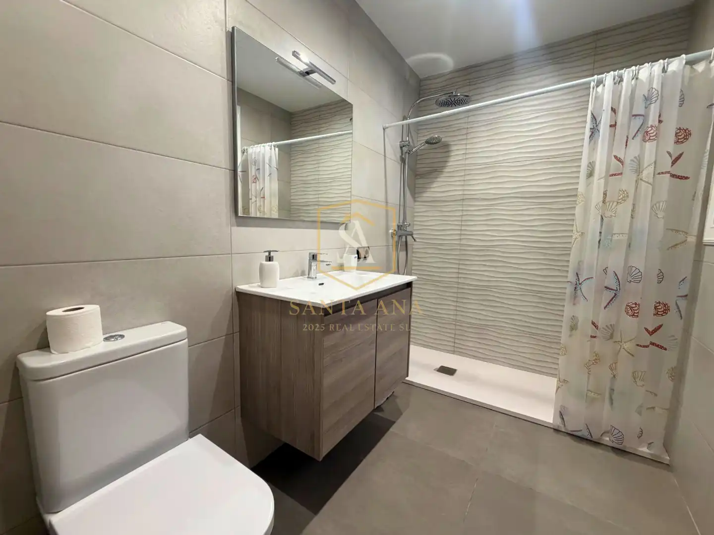 Badezimmer von Einfamilien-Reihenhaus zum Verkauf in Badalona mit Klimaanlage, Heizung und Parkett