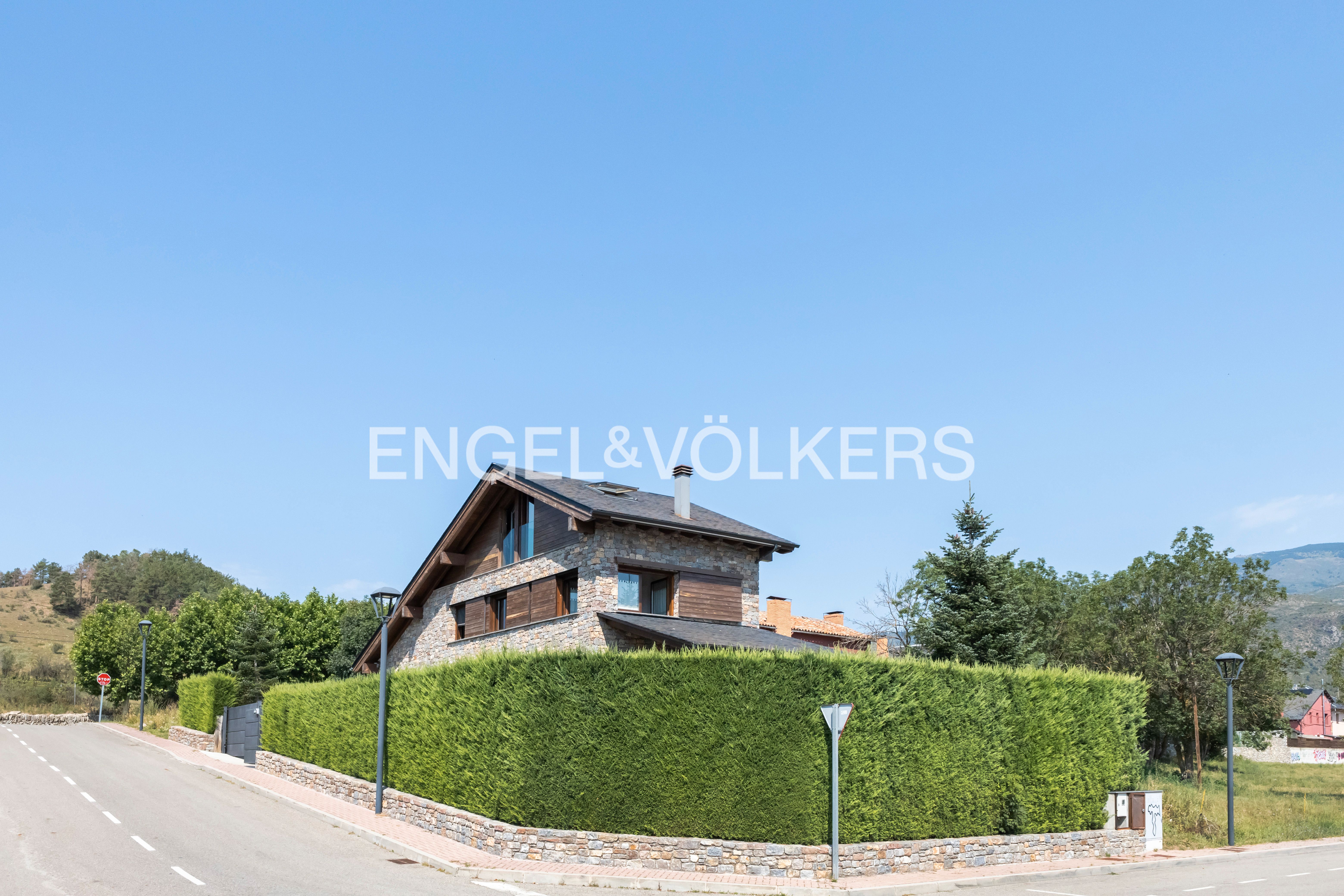Vista exterior de Casa o xalet en venda en Bellver de Cerdanya amb Calefacció, Jardí privat i Parquet