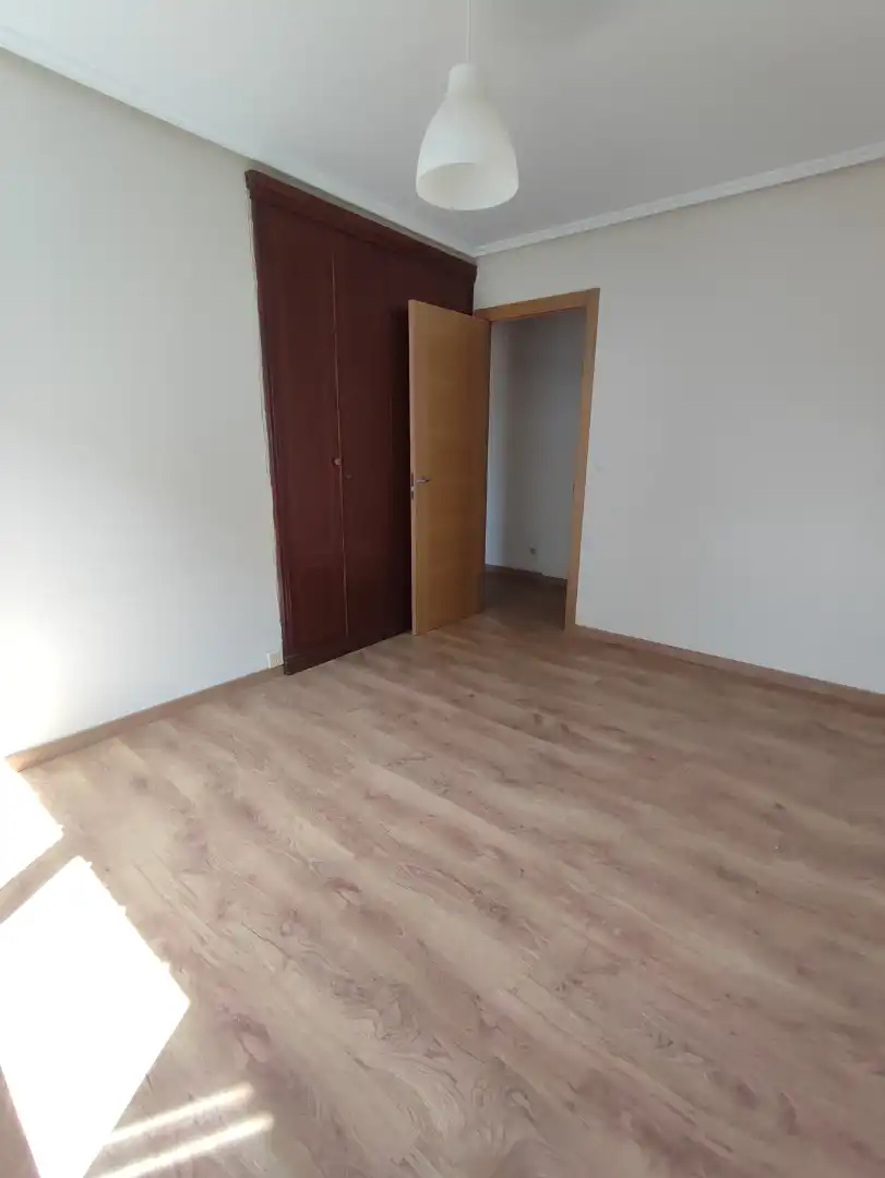 Habitación de Piso de alquiler en A Coruña Capital  con Calefacción, Parquet y Trastero