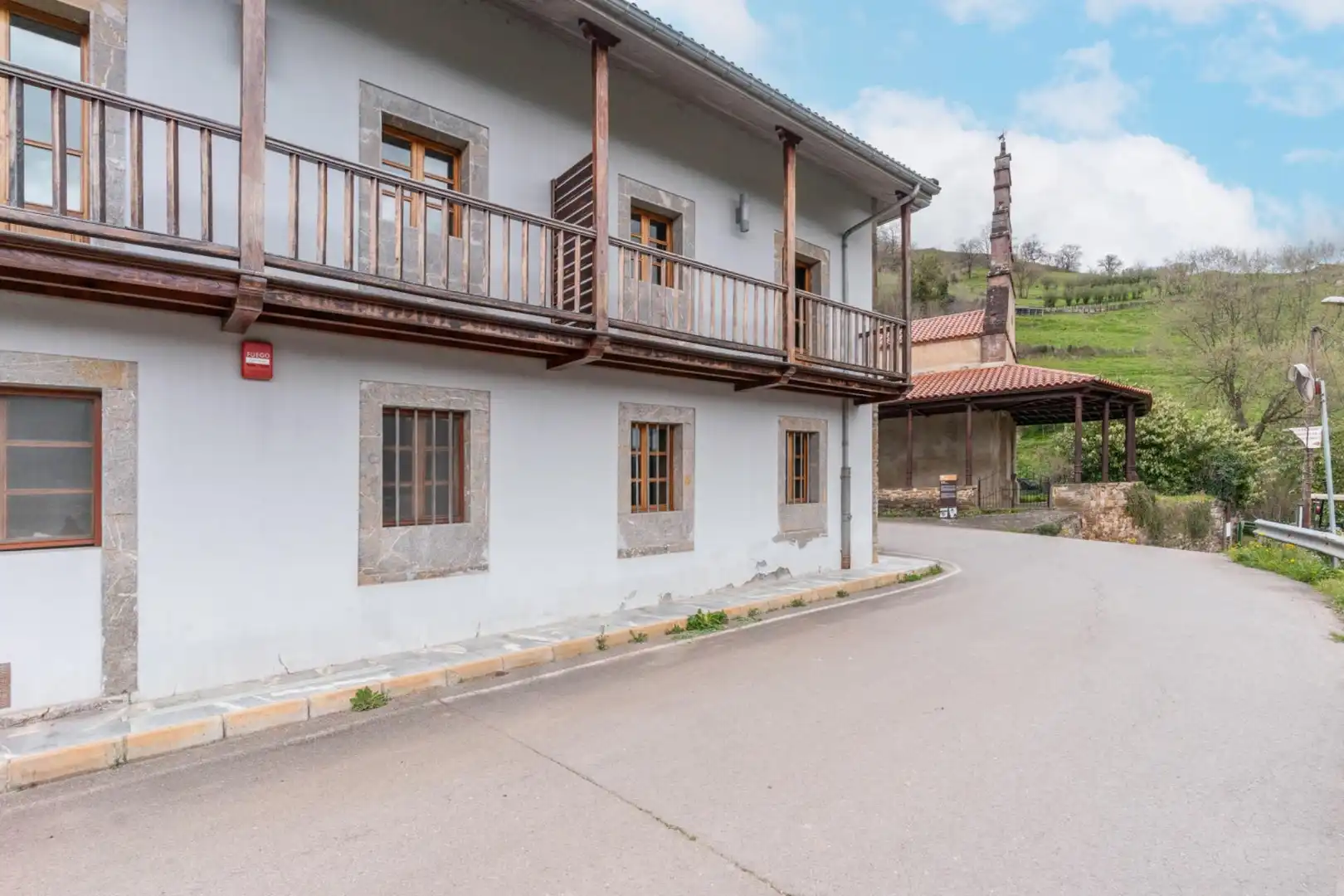 Vista exterior de Finca rústica en venda en Lena amb Jardí privat, Traster i Balcó