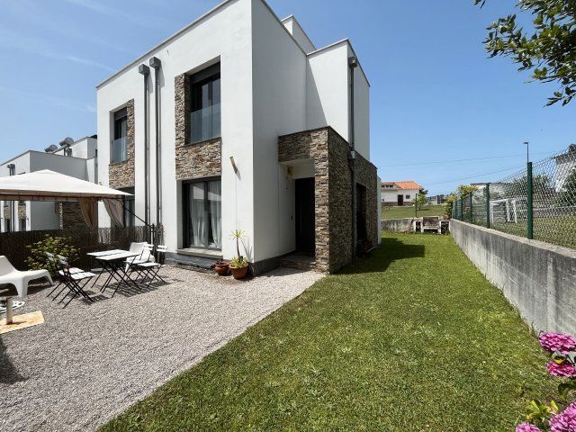 Vista exterior de Casa adosada en venda en Suances amb Calefacció, Jardí privat i Parquet