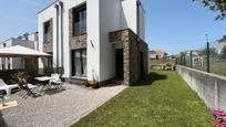 Vista exterior de Casa adosada en venda en Suances amb Calefacció, Jardí privat i Parquet