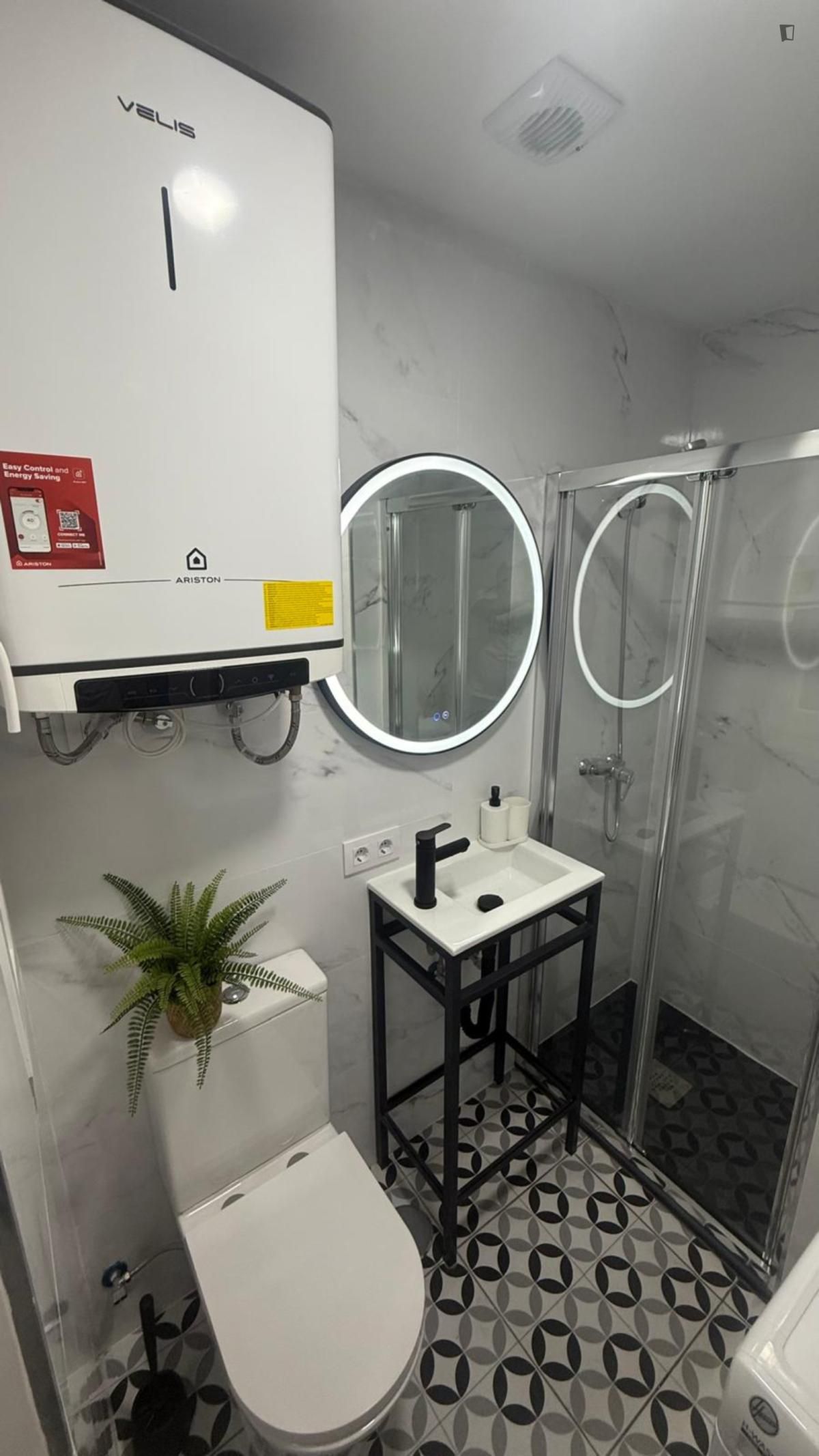 Bathroom of Study to rent in  Madrid Capital  with Air Conditioner, Furnished and Washing machine