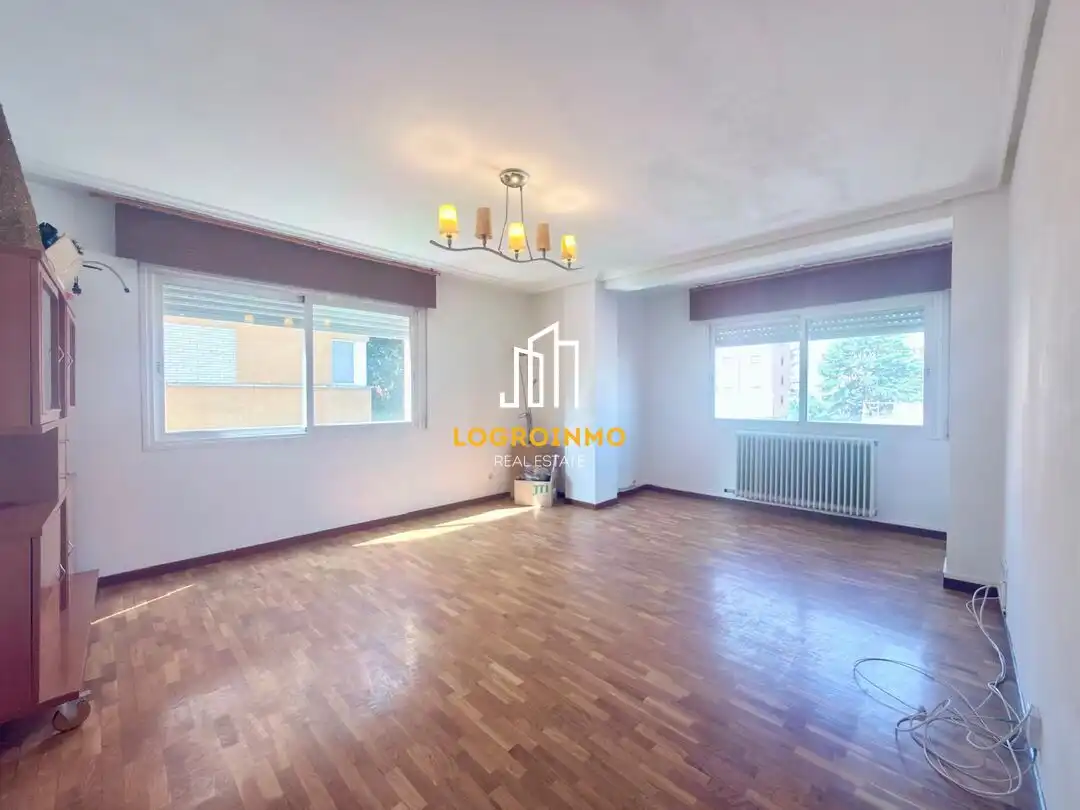 Sala de estar de Piso en venta en  Logroño con Calefacción, Trastero y Balcón