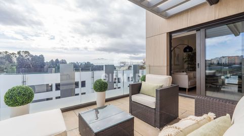 Descubre este exclusivo ático prácticamente a estrenar en la prestigiosa urbanización Residencial Cassandra, construida por la rec