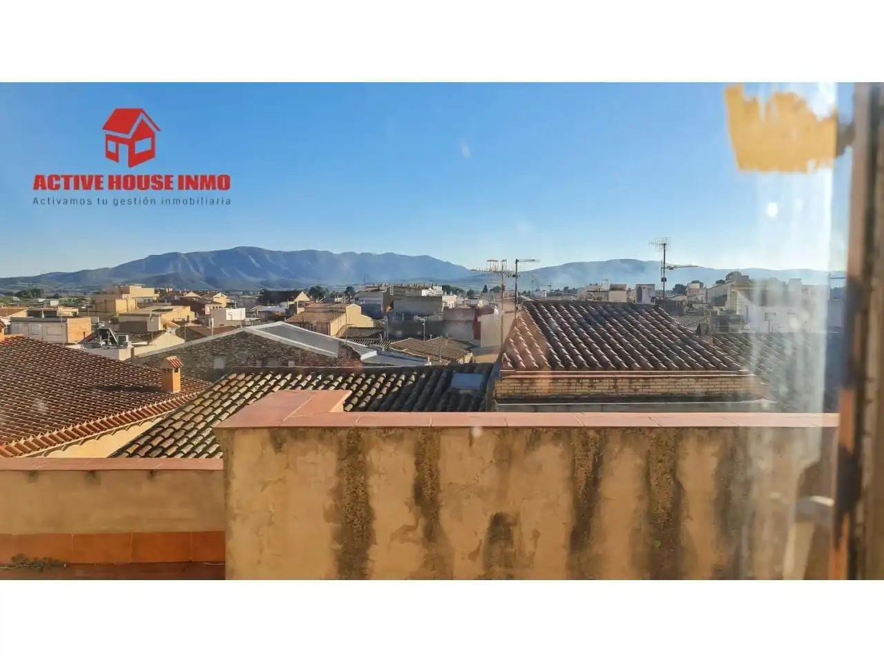 Vista exterior de Casa adosada en venda en Santa Bàrbara amb Terrassa i Balcó
